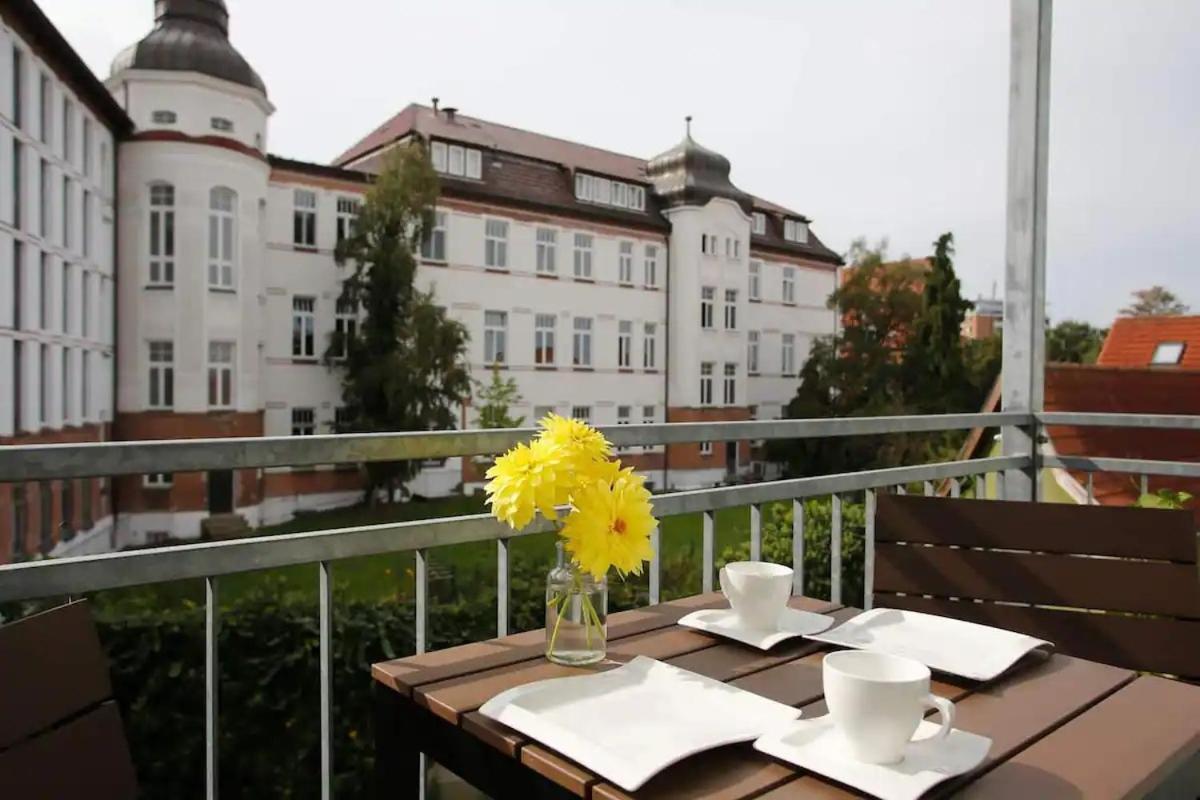 Ferienwohnung „KRABBENNEST“ ruhig zentral mit echtem Jacuzzi-Whirlpool Rostock Exterior foto
